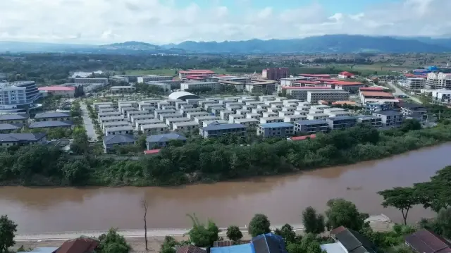 Après un raid militaire sur le complexe KK Park, 677 personnes ont traversé la frontière pour rejoindre la Thaïlande, alors que la junte intensifie sa coopération avec Pékin contre les réseaux d’arnaques en ligne.
