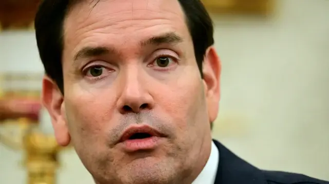 Le secrétaire d'État américain Marco Rubio s'exprime lors d'une réunion avec le président américain Donald Trump et le secrétaire général de l'OTAN Mark Rutte dans le bureau ovale de la Maison Blanche à Washington, DC, le 22 octobre 2025.
