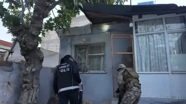 Operasyonda çeşitli miktarlarda metamfetamin, sentetik ecza hapı, 4 adet tabanca, 1 adet pompalı tüfek, bu silahlara ait çeşitli çap ve özellikte fişekler, kesici aletler ile tarihi eser niteliğinde sikkeler ele geçirildi.