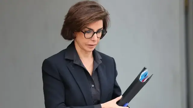 La ministre française de la Culture Rachida Dati quitte le palais présidentiel de l'Élysée à Paris après la réunion hebdomadaire du Conseil des ministres, le 22 octobre 2025. 