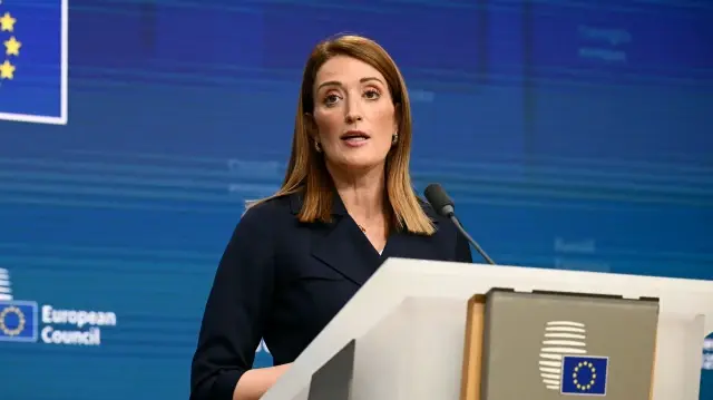 La présidente du Parlement européen, Roberta Metsola, s'exprime lors d'une conférence de presse en marge d'une réunion du Conseil européen réunissant les 27 dirigeants de l'UE pour discuter de l'Ukraine, de la défense européenne, des récents développements au Moyen-Orient, de la compétitivité, du logement et des migrations, à Bruxelles, le 23 octobre 2025.