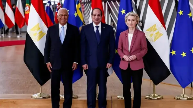 Le Président du Conseil Européen Antonio Costa, le Président égyptien Abdel Fatthah Al-sissi et la Présidente de la Commission Européenne, lors du Forum Egypt-UE, le 22 octobre 2025.
