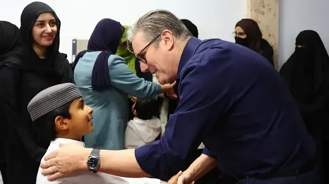 Starmer, ziyaret ettiği camide Müslümanlarla sohbet etti.