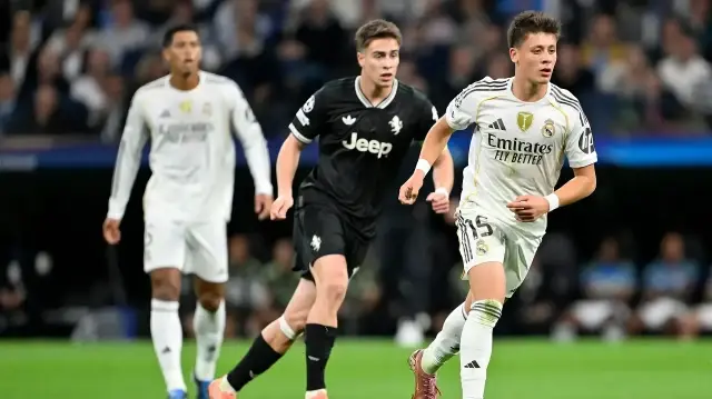 Le duel au sommet de joueurs turcs: Arda Güler du Real Madrid (à droite), et Kenan Yıldız de la Juventus, au stade Santiago Bernabéu de Madrid, le 22 octobre 2025.