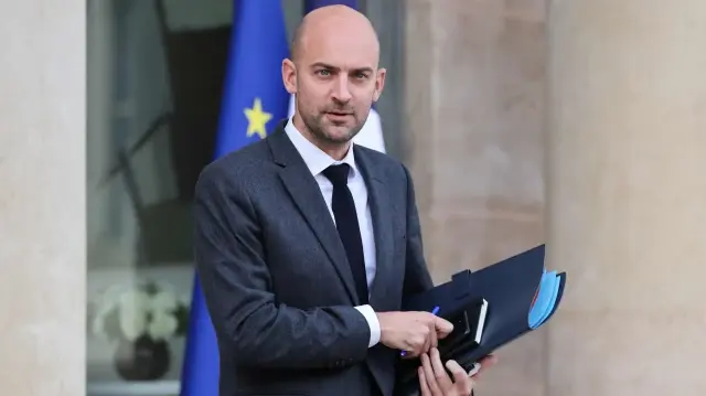 Le ministre français des Affaires étrangères, Jean-Noël Barrot, quitte le palais présidentiel de l’Élysée à Paris après la réunion hebdomadaire du cabinet, le 22 octobre 2025.
