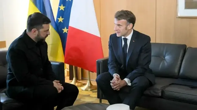 Le président ukrainien Volodymyr Zelensky (à gauche) et le président français Emmanuel Macron (à droite) s'entretiennent lors de leur réunion bilatérale en marge d'une réunion du Conseil européen réunissant les 27 dirigeants de l'UE pour discuter de l'Ukraine, de la défense européenne, des récents développements au Moyen-Orient, de la compétitivité, du logement et des migrations, à Bruxelles, le 23 octobre 2025.