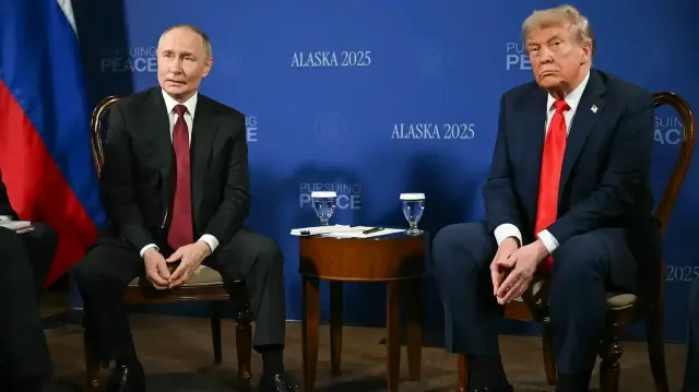 Президент США Дональд Трамп и президент России Владимир Путин во время российско-американского саммита в Анкоридже, Аляска, 15 августа.