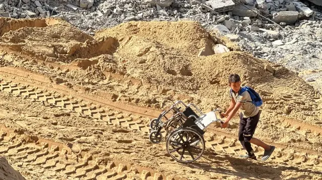Les habitants retournent dans les quartiers dévastés de Khan Yunis, au sud de Gaza, le 21 octobre 2025, pour récupérer leurs biens et évaluer les dégâts considérables causés par des mois de bombardements et d'opérations terrestres israéliens, après le retrait partiel d'Israël de la région.