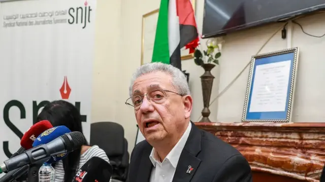 Le secrétaire général du parti Initiative nationale palestinienne (PNI), également connu sous le nom d'al-Mubadara, Mustafa Barghouti, tient une conférence de presse au siège du Syndicat national des journalistes tunisiens (SNJT) à Tunis, en Tunisie, le 19 avril 2025.