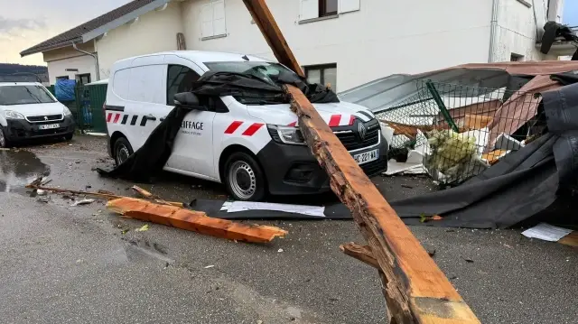 À Pontarlier (25) en France, la tempête "Benjamin" a provoqué d’importants dégâts à la rue Denis Papin, le 23 octobre 2025.
