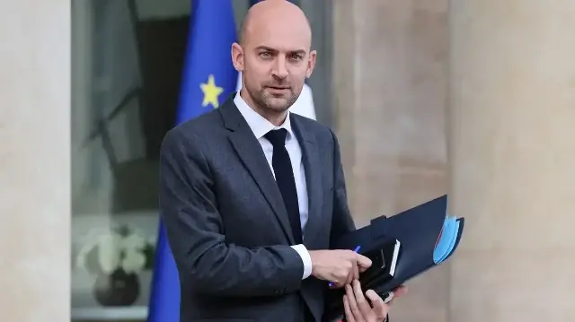Le ministre français des Affaires étrangères Jean-Noël Barrot quitte le palais présidentiel de l'Élysée à Paris après la réunion hebdomadaire du Conseil des ministres, le 22 octobre 2025.