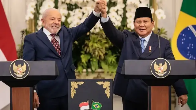 Le président brésilien Luiz Inacio Lula da Silva (à gauche) et le président indonésien Prabowo Subianto réagissent lors d'une conférence de presse après leur réunion bilatérale au palais présidentiel de Jakarta, le 23 octobre 2025.