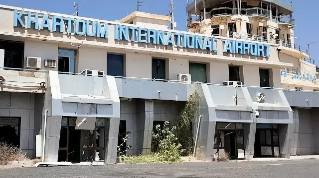 L'aéroport de Khartoum a accueilli son premier vol civil depuis sa fermeture il y a deux ans, le 22 octobre 2025 mais a reçu des attaques des FSR le même jour.