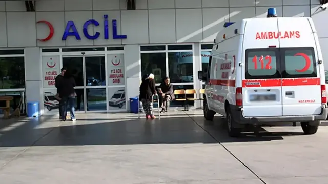 İddiaya göre, çocuklar kapıyla oynarken aşağıya doğru çekti. Kapı, aşağıya çekilmesinin ardından çocukların üzerine düştü. İhbar üzerine olay yerine polis ve sağlık ekipleri sevk edildi.