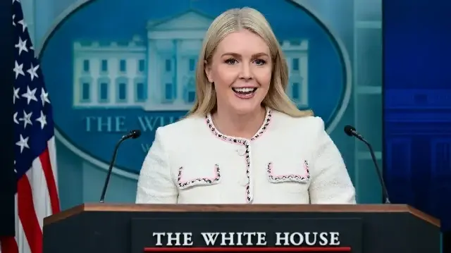 La porte-parole de la Maison Blanche, Karoline Leavitt, s'exprime lors d'un point presse dans la salle Brady de la Maison Blanche à Washington, DC, le 23 octobre 2025.