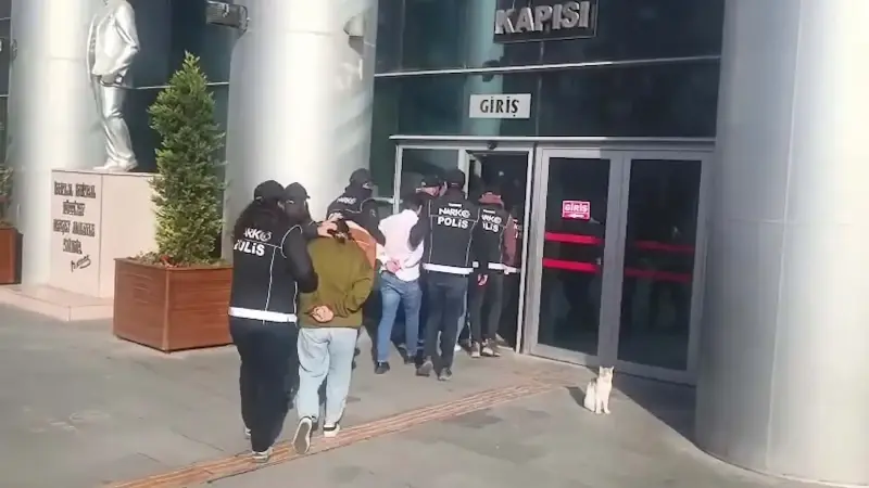 Eskişehir Emniyet Müdürlüğü’nde ifadeleri alınan 23 şüpheli işlemlerinin ardından çıkarıldığı adliyede ‘uyuşturucu veya uyarıcı madde ticareti yapmak’ suçundan tutuklandı. 