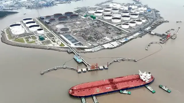 Крупнейшие госкомпании Китая приостановили закупки российской нефти | Фото: Reuters