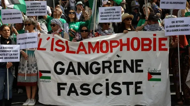 Manifestation contre l'islamophobie à Paris, le 11 mai 2025. Les actes islamophobes ont augmenté de 169% dans les huit premiers mois de l'année 2025.