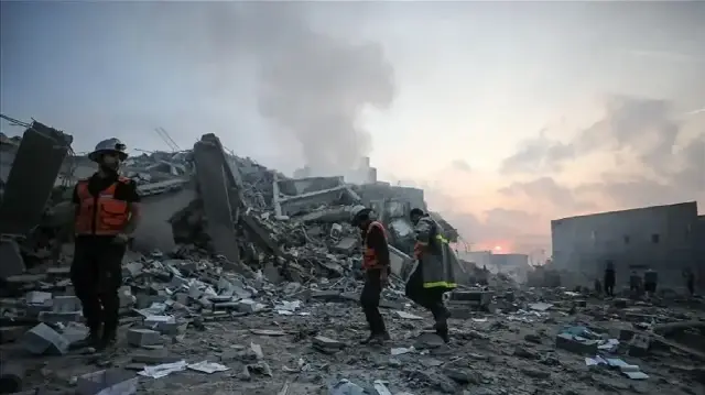غزة.. انهيار مبنى سكني قصفته إسرائيل خلال الإبادة