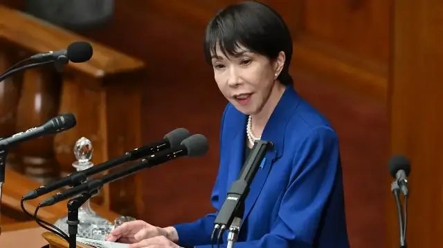 La Première ministre japonaise Sanae Takaichi prononce un discours lors de la session plénière de la Chambre des représentants à Tokyo, le 24 octobre 2025.