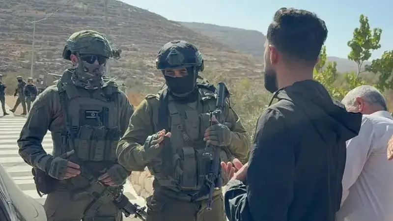 Filistin medyasında yayınlanan bir videoda, birkaç işgalci İsrail askeri ile Filistin topraklarını gasbeden bir işgalcinin, Filistinli çiftçiyi darb ederek yere attığı, yanındaki bir kadının ise çiftçiyi savunmaya çalıştığı ancak başarılı olamadığı görülüyor.