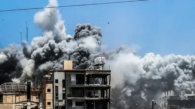 غزة.. الاحتلال الإسرائيلي يقتل شقيقين فلسطينيين شرق دير البلح