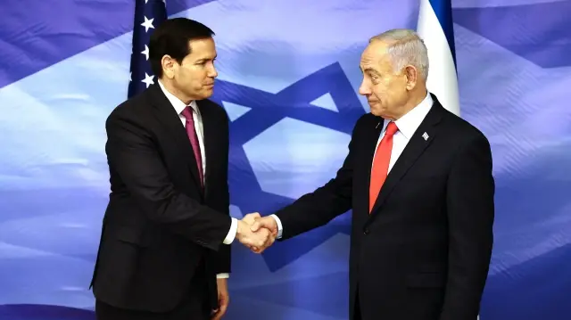 Le secrétaire d'État américain Marco Rubio pose pour une photo avec le Premier ministre israélien Benjamin Netanyahu après leur rencontre au bureau du Premier ministre à Jérusalem, le 23 octobre 2025.