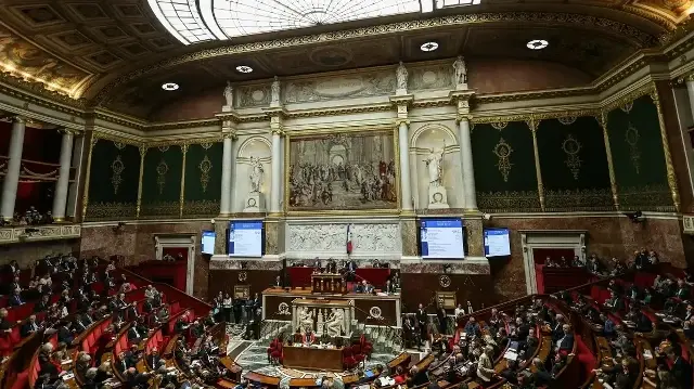Cette photographie montre une vue générale de l'Assemblée nationale, la chambre basse du Parlement français, lors d'une session consacrée au report du renouvellement général du Congrès et des assemblées provinciales de Nouvelle-Calédonie, à Paris, le 22 octobre 2025.