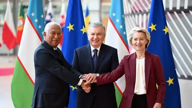 Le président du Conseil européen António Costa, le président de l'Ouzbékistan Shavkat Mirziyoyev et la présidente de la Commission européenne Ursula von der Leyen à Bruxelles le 23 Octobre 2025.