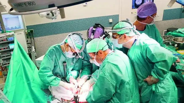 Türk cerrahlar, Leiden Üniversitesi Hastanesi’nde ilk erişkin canlı vericili karaciğer naklini başarıyla gerçekleştirdi.