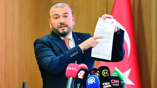 Arnavutköy Belediye Başkanı Candaroğlu, CHP lideri Özgür Özel'in iddialarına belediyede düzenlediği basın toplantısında cevap verdi.