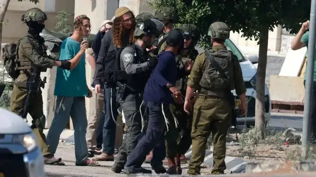 جنود إسرائيليون ومستوطن يعتدون ضربا على مسن فلسطيني جنوبي الضفة