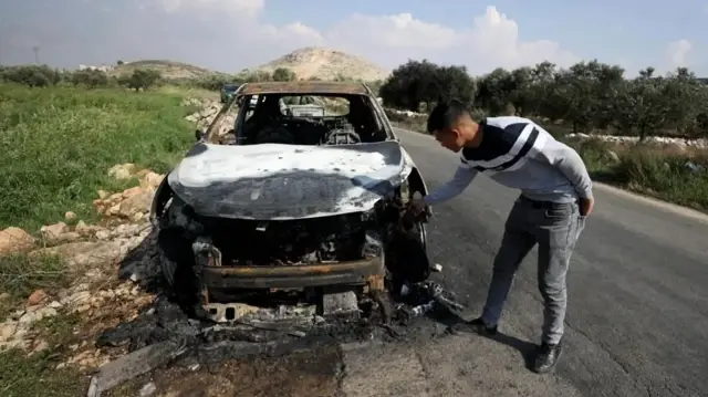 Israeli settlers torch Palestinian vehicles in West Bank town