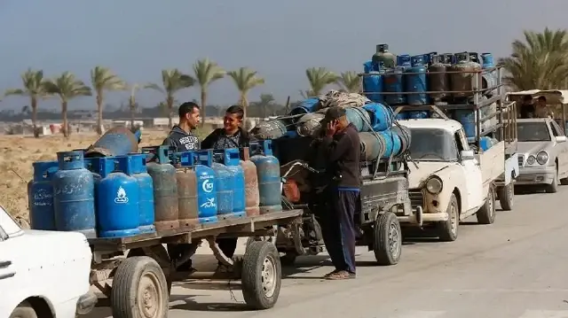 بعد إدخال كميات محدودة.. فلسطينيون في طوابير بانتظار غاز طهي بغزة
