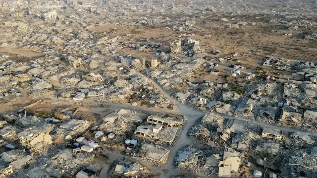 Cette photo aérienne montre des bâtiments détruits dans le quartier d'Al-Remal, à Gaza, le 23 octobre 2025.