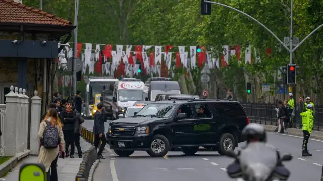 Un convoi arrive alors que les délégués ukrainiens, américains et russes se réunissent pour des pourparlers de paix entre l'Ukraine et la Russie au bureau du président turc au palais de Dolmabahçe, à Istanbul, le 16 mai 2025.