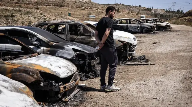 مستوطنون إسرائيليون يحرقون 3 مركبات فلسطينية بالضفة الغربية
