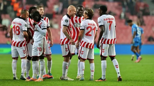 Les joueurs de Samsunspor célèbrent un but lors du match de la 2e journée de l’UEFA Ligue Conférence entre Samsunspor et le Dynamo Kyiv, disputé au Yeni 19 mayis Stadium à Samsun, Türkiye, le 23 octobre 2025.