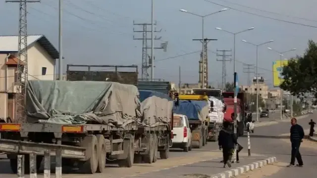 إعلام مصري: تسيير 50 شاحنة مساعدات لمناطق شمال غزة