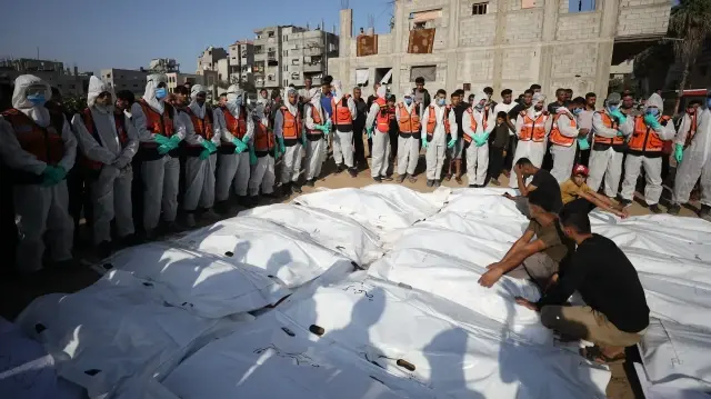 قتلهم الاحتلال الإسرائيلي.. نقل رفات 120 فلسطينيا من مقبرة مؤقتة بغزة