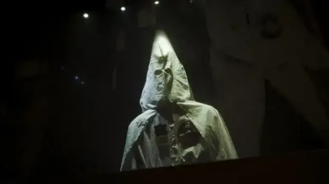 Trois des personnes grimées en noir appartiendraient à la brigade des sapeurs-pompiers de Paris (BSPP).