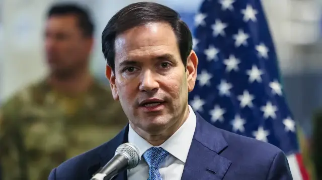 Le secrétaire d'État américain Marco Rubio s'adresse aux médias après avoir visité le Centre de coordination civilo-militaire dans le sud d'Israël, le 24 octobre 2025.