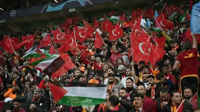 إثر دعم مشجعيه فلسطين.. صحيفة عبرية تدعو "يويفا" لمعاقبة غالاطة سراي
