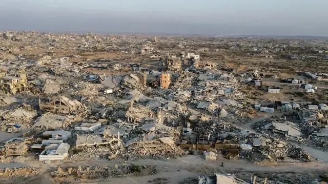 Cette photo aérienne montre des bâtiments détruits dans le quartier d'Al-Remal, à Gaza, le 23 octobre 2025.