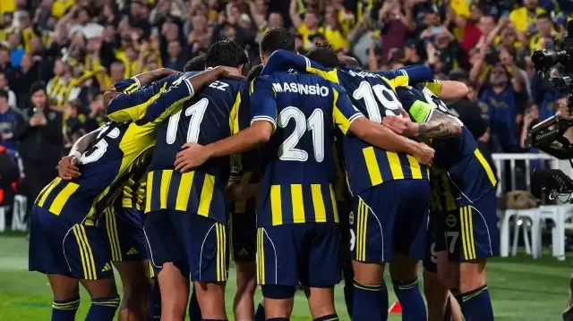 Les joueurs de Fenerbahçe célèbrent leur victoire face à VfB Stuttgart lors du match opposant les deux formations pour la 3e journée de la Ligue Europa, à Istanbul, le 23 octobre 2025.