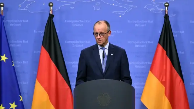 Le chancelier allemand Friedrich Merz s'exprime lors d'une conférence de presse dans le cadre de la réunion du Conseil européen qui rassemble les 27 dirigeants de l'UE, le 23 octobre 2025.
