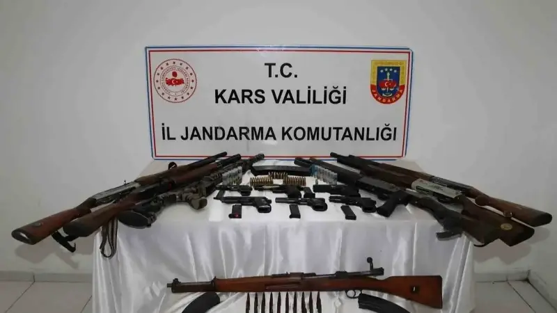 Ele geçirilen silah ve mühimmatlar.