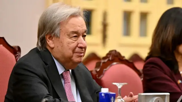 Le secrétaire général des Nations unies, Antonio Guterres, observe pendant une réunion avec le président vietnamien Luong Cuong au palais présidentiel à Hanoï, le 24 octobre 2025. 