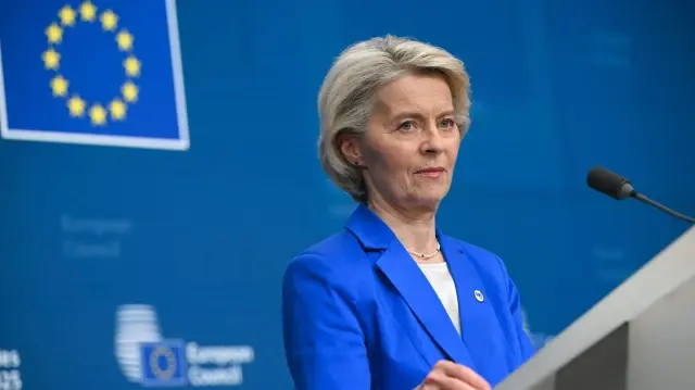 La présidente de la Commission européenne, Ursula Von der Leyen, s'exprime lors d'une conférence de presse dans le cadre de la réunion du Conseil européen qui rassemble les 27 dirigeants de l'UE pour discuter de l'Ukraine, de la défense européenne, des récents développements au Moyen-Orient, de la compétitivité, du logement et des migrations, à Bruxelles, le 23 octobre 2025.