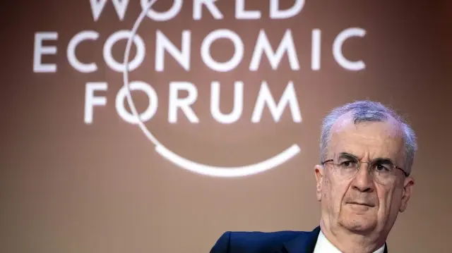 Le gouverneur de la Banque de France, François Villeroy de Galhau, observe pendant la réunion annuelle du Forum économique mondial (WEF) à Davos, le 22 janvier 2025.